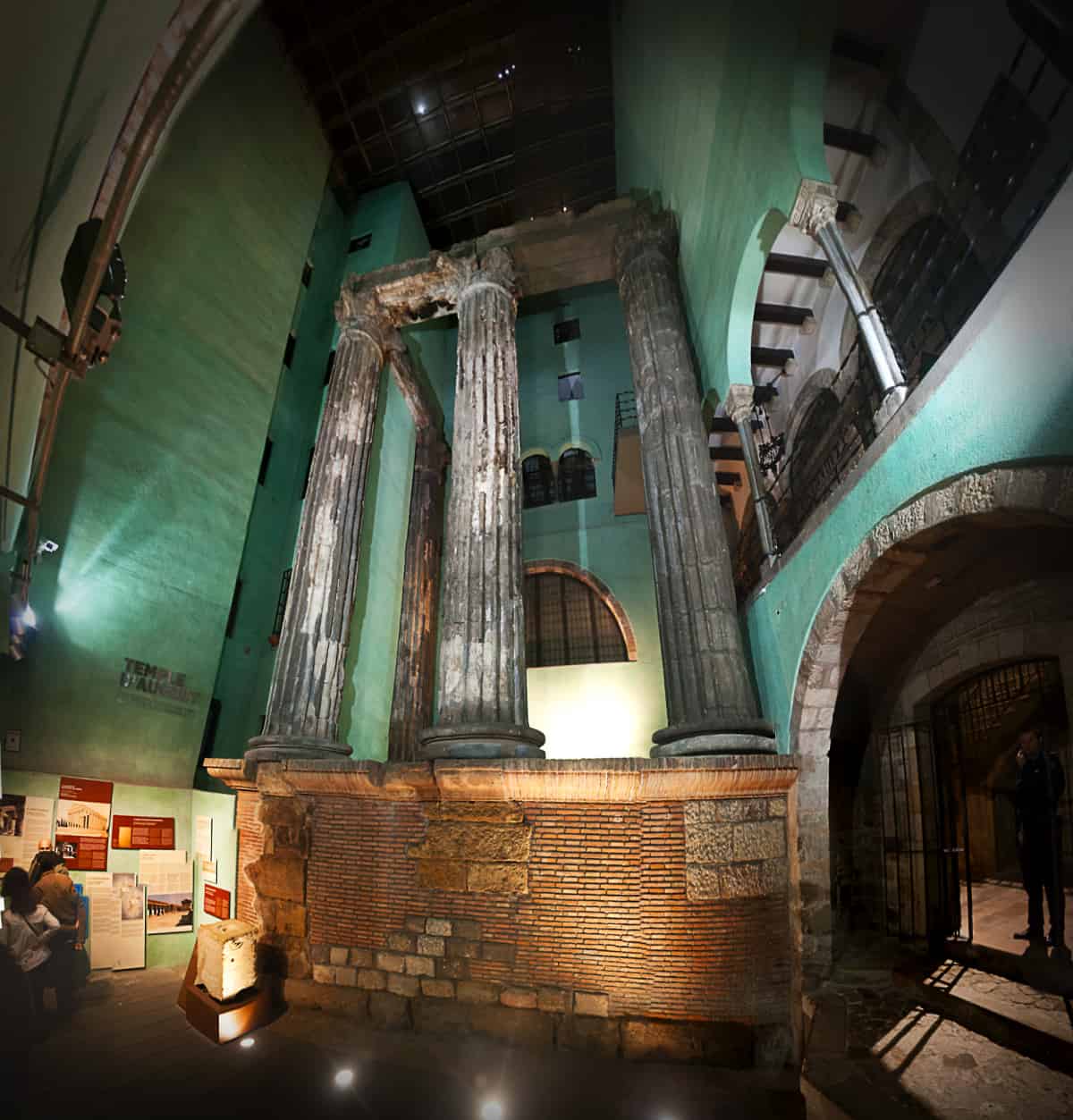 Cinco lugares escondidos en Barcelona - El templo de Augusto es una joya escondida de Barcelona