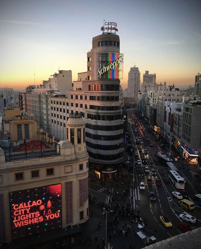 6 lugares para hacer fotos perfectas en Madrid - El inconfundible neón del edificio Carrión