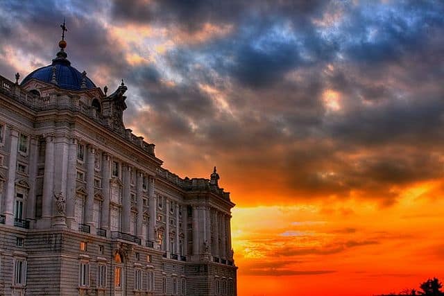 Palacio Real – Los atardeceres otoñales más bonitos de la ciudad de Madrid.